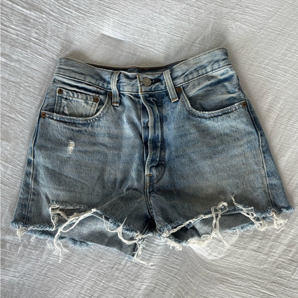 🩵 Levi’s 501 High Rise Distressed Denim Shorts🩵